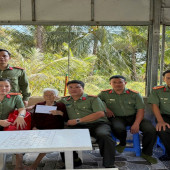 Phòng An ninh đối ngoại, Công an thành phố Cần Thơ tổ chức thăm, tặng quà Mẹ Việt Nam Anh hùng