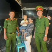 Công an phường Bình Thủy hỗ trợ tìm trẻ em đi lạc và trao trả lại tài sản người dân đánh rơi tại Lễ hội Bánh dân gian Nam Bộ lần thứ XIII năm 2026