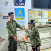 Ấm lòng những suất ăn nghĩa tình của Phòng Tham mưu Công an thành phố Cần Thơ