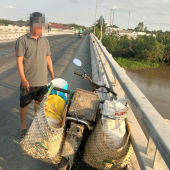 Cảnh báo nguy hiểm từ hành vi vứt mảnh chai, kính vỡ xuống lòng sông