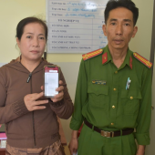 Công an xã Phong Nẫm hỗ trợ người dân nhận lại tiền chuyển nhầm qua tài khoản ngân hàng