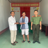 Công an xã Xà Phiên trao trả tài sản bị mất cho người dân