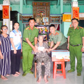 Ấm áp nghĩa tình: Công an xã Hòa Tú tri ân Mẹ Việt Nam Anh hùng