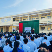 Công an xã Vị Thanh 1 tuyên truyền, hướng dẫn kỹ năng lái xe an toàn trong trường học