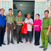 Công an xã Tân Thạnh thăm hỏi, tặng quà gia đình chính sách, lan tỏa phong trào thi đua “Ba nhất”