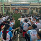 Công an phường Long Phú 1 tuyên truyền an toàn giao thông cho học sinh