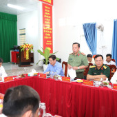 Đại tá Nguyễn Văn Thắng tham gia đoàn công tác của Bí thư Thành ủy khảo sát tại xã Cù Lao Dung