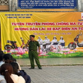Công an xã Hiệp Hưng tuyên truyền pháp luật về trật tự an toàn giao thông và phòng, chống ma túy trong học đường
