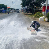 Không quản nắng nôi, Công an xã Nhơn Mỹ dọn đường giúp dân lưu thông an toàn