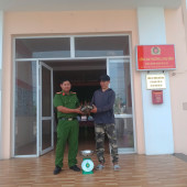 Người dân tự giác giao nộp động vật hoang dã quý hiếm cho Công an phường Long Bình