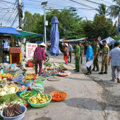 CÔNG AN XÃ TRƯỜNG KHÁNH PHỐI HỢP PHÒNG CHUYÊN MÔN UBND XÃ TUYÊN TRUYỀN THỰC HIỆN CÔNG TÁC LẬP LẠI TRẬT TỰ AN TOÀN GIAO THÔNG TẠI CÁC ĐIỂM CHỢ, ĐIỂM MUA BÁN TỰ PHÁT TRÊN TUYẾN QUỐC LỘ TIỀM ẨN NGUY CƠ XẢY RA TAI NẠN GIAO THÔNG