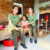 Hội Phụ nữ cơ sở Cụm thi đua khối Xây dựng lực lượng, Công an thành phố tổ chức thăm, tặng quà và chăm sóc sức khỏe trẻ em có hoàn cảnh khó khăn trên địa bàn thành phố