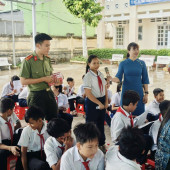 Công an phường Sóc Trăng chăm lo học sinh nghèo hiếu học, tăng cường tuyên truyền phòng, chống đuối nước cho trẻ em