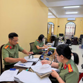Trạm Công an cửa khẩu Sân bay Cần Thơ thực hiện phong trào thi đua “Ba nhất” qua việc tiếp nhận hồ sơ cả thứ Bảy, Chủ nhật