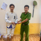Công an xã Phụng Hiệp kịp thời trao trả giấy tờ, tài sản bị đánh rơi cho người dân