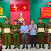 Khen thưởng đột xuất cho tập thể, cá nhân Công an xã Kế Sách đạt thành tích xuất sắc khám phá nhanh vụ Trộm cắp tài sản