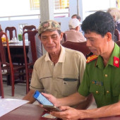 Cần Thơ: Người cao tuổi phường Long Bình đi khám sức khỏe được định danh điện tử mức độ 2 và tích hợp nhiều tiện ích