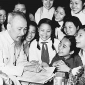 Chủ tịch Hồ Chí Minh vĩ đại sống mãi trong sự nghiệp của chúng ta