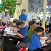 Công an xã Nhơn Ái hướng dẫn người dân quy trình thăm  khám sức khỏe, hỗ trợ tích hợp bảo hiểm y tế và các giấy tờ khác  vào tiện ích ví giấy tờ của ứng dụng VNEID cho người dân