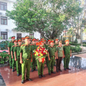 Công an phường Tân An - Thành kính dâng hoa, dâng hương tưởng nhớ Chủ tịch Hồ Chí Minh