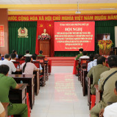 Công an phường Phú Lợi cùng các ban, ngành “đi từng ngõ, gõ từng nhà” hỗ trợ người dân xây dựng công dân số và phòng, chống ma túy
