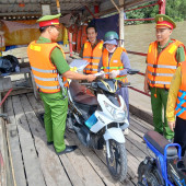 Công an xã Trường Khánh tăng cường công tác tuyên truyền, rà soát đối với phương tiện và người dân hoạt động giao thông ở các bến khách ngang sông về bảo đảm trật tự, an toàn giao thông đường thủy trước mùa mưa, bão
