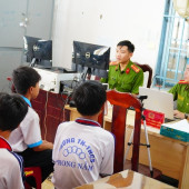 Tuổi trẻ Công an xã Phong Nẫm xung kích trong Chiến dịch “60 ngày đêm” hướng dẫn người dân kích hoạt VNeID mức 2