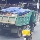 Trích xuất camera, làm rõ xe tải làm rơi đá khiến nhiều người ngã xe trên cầu Đầu Sấu