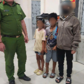Cán bộ chiến sĩ Công an phường Phước Thới kịp thời phát hiện, hỗ trợ 02 bé đi lạc về với gia đình.