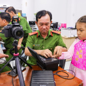Công an phường Cái Răng đẩy mạnh cấp căn cước, định danh điện tử mức 2 cho trẻ em trong Chiến dịch “60 ngày đêm”