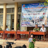 Công an phường Ngã Năm tuyên truyền, phổ biến kiến thức pháp luật về trật tự an toàn giao thông tại Trường Tiểu học và Trung học cơ sở Vĩnh Quới