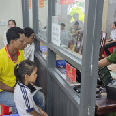 Công an xã Trần Đề nỗ lực xuyên ngày nghỉ, đẩy mạnh Chiến dịch “60 ngày đêm” hỗ trợ người dân kích hoạt VNeID mức độ 2