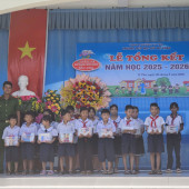 TUỔI TRẺ CÔNG AN PHƯỜNG VỊ TÂN “TIẾP BƯỚC  CÙNG EM ĐẾN TRƯỜNG”, TẶNG TẬP CHO CÁC EM HỌC SINH  CÓ HOÀN CẢNH KHÓ KHĂN