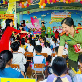 Tặng quà cho các cháu thiếu nhi nhân dịp Tổng kết năm học 2025 - 2026