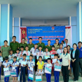 Chi đoàn Công an xã An Lạc Thôn tổ chức hoạt động an sinh xã hội, tuyên truyền pháp luật cho học sinh Trường Tiểu học Trinh Phú 1
