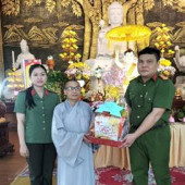 Công an xã Trường Long Tây thăm, chúc mừng Đại lễ Phật đản tại các cơ sở Phật giáo trên địa bàn