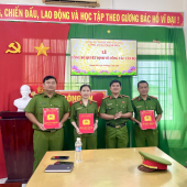 Công an xã Thạnh Hòa công bố và trao quyết định công tác cán bộ
