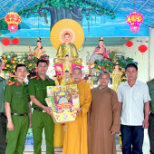 Công an xã Vĩnh Thuận Đông thăm, chúc mừng đại lễ Phật đản Phật lịch 2570 tại Chùa Vĩnh Phước