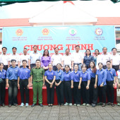 Tổ chức khám bệnh và trao 250 phần quà cho trẻ em khó khăn tại phường Thuận Hưng