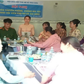 Công an xã Vĩnh Viễn tuyên truyền phòng, chống ma tuý cho hội viên phụ nữ.