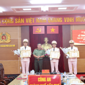 Đảng ủy Công an thành phố tổ chức Lễ trao tặng  Huy hiệu 30 năm tuổi Đảng đợt ngày 19/5/2026