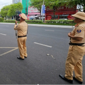 Cảnh sát giao thông Cần Thơ kịp thời đưa bé trai nguy kịch đi cấp cứu