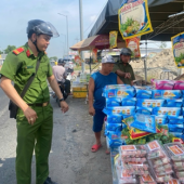 Công an xã Vĩnh Trinh phối hợp tuyên truyền, nhắc nhở chấp hành quy định về hành lang an toàn đường bộ
