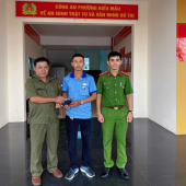 Công an phường Ngã Bảy nhanh chóng xác minh, trao trả tài sản cho người đánh rơi
