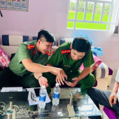 Công an xã Lương Tâm hướng dẫn các cơ sở lưu trú sử dụng hệ thống khai báo lưu trú điện tử mới của Bộ Công an