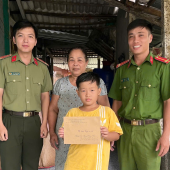 Chi đoàn Công an xã Tân Long trao quà cho học sinh có hoàn cảnh khó khăn nhân Ngày Quốc tế Thiếu nhi 01/6