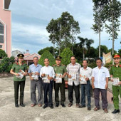 Chức sắc, tín đồ giáo xứ đồng hành cùng Công an xã Thạnh An đẩy nhanh tiến độ kích hoạt VNeID