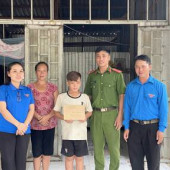Chi đoàn Công an xã Tân Long trao quà cho học sinh có hoàn cảnh khó khăn nhân Ngày Quốc tế Thiếu nhi 01/6