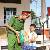 “Đổi quà lấy rác” hưởng ứng Ngày Môi trường thế giới