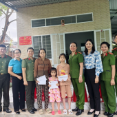 Công an phường Cái Răng tổ chức thăm hỏi, trao quà cho trẻ em thuộc mô hình "Tình thương cho em hậu Covid" và chương trình "Mẹ đỡ đầu"